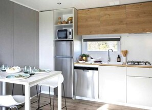 Kjøleskap, kokeplater og oppvaskmaskin