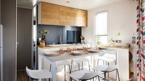 Dining - ZEcamping familial 500m plage piscine couverte locatif TV LV clim (Portiragnes)