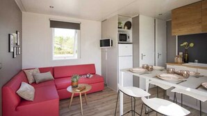 Living area - ZEcamping familial 500m plage piscine couverte locatif TV LV clim (Portiragnes)