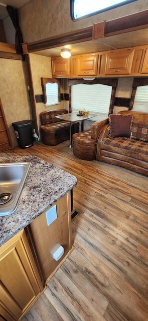 Deluxe-Ferienhütte, Blick auf die Wüste | Wohnbereich