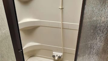 Deluxe Cabin, Desert view | Bathroom | Hair dryer, towels, soap, shampoo