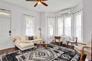 Televisión y chimenea 