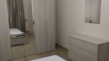 1 habitación, tabla de planchar con plancha y cuna de viaje