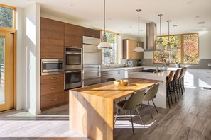 Een koelkast, een microgolfoven, een oven, een kookplaat