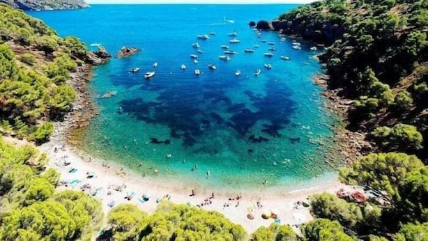 A coastal beach with clear waters, boats, and people. - Flat in Roses with canal view and swimming pool AV 52 (Roses)