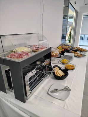 Tägliches inbegriffenes kontinentales Frühstück