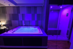 Deluxe suite, balkon, uitzicht op de stad | Een kluis op de kamer, een bureau, een laptopwerkplek