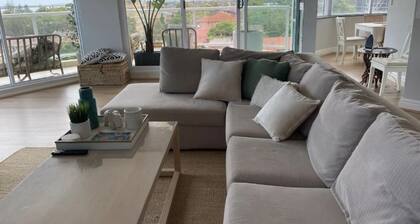 Coastal Luxury: Cozy 2-bedroom apartment in Brighton-Le-Sands with parking