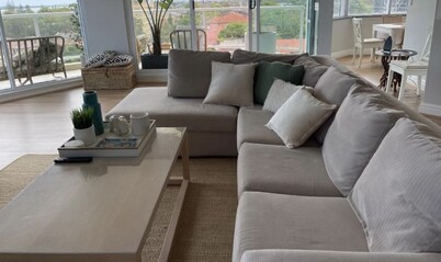 Coastal Luxury: Cozy 2-bedroom apartment in Brighton-Le-Sands with parking