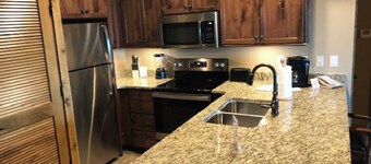 Cozy resort in charming Gatlinburg with WiFi access Unit P