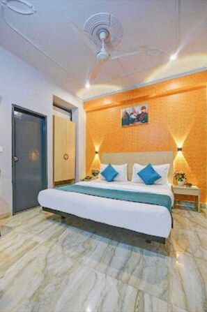 Escritorio, espacio para trabajar con laptop y wifi gratis