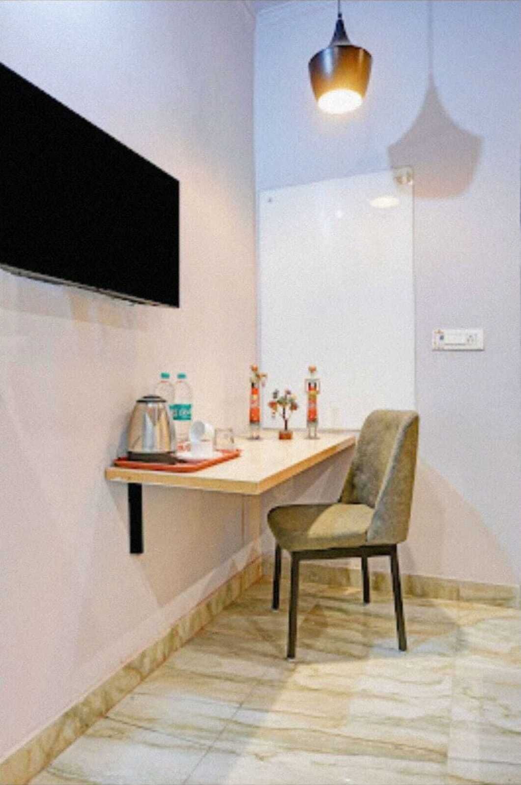 Skrivbord, arbetsyta för laptop och gratis wi-fi