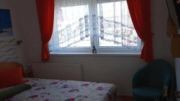 1 dormitorio, tabla de planchar con plancha, wifi y ropa de cama