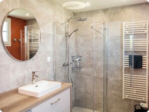 Shower, hair dryer, toilet paper