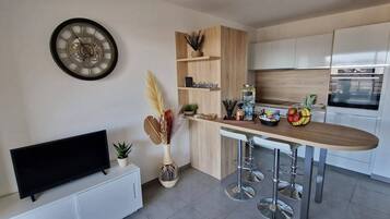 Een koelkast, een microgolfoven, een oven, een kookplaat