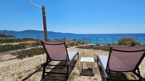 Two beach chairs facing the sea with a wooden deck and a rope barrier. - T3 Paradise on the beach, feet in the water (Olmeto)