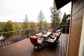 Outdoor dining - Sage & Pine Modern Townhome (Klamath Falls)