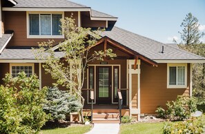 Exterior detail - Sage & Pine Modern Townhome (Klamath Falls)