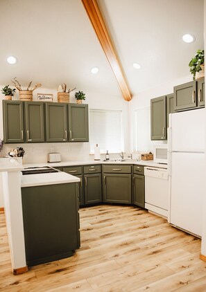 Køleskab, mikrobølgeovn, ovn, kogeplade