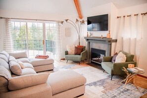 TV, fireplace - Sage & Pine Modern Townhome (Klamath Falls)