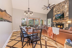 Living area - Mountain Views, Game Room, Firepit and Hot Tub in Bryson City (Bryson City)