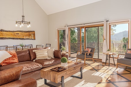 Living area. Mountain Views, Game Room, Firepit and Hot Tub in Bryson City