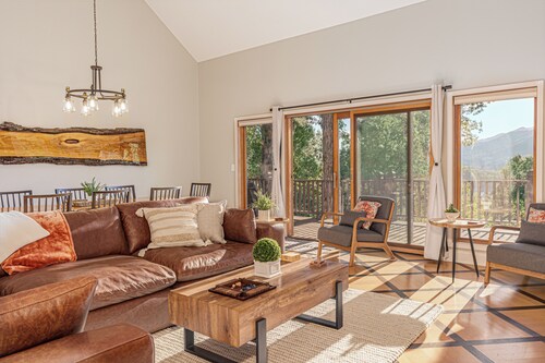 Mountain Views, Game Room, Firepit and Hot Tub in Bryson City