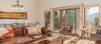 Mountain Views, Game Room, Firepit and Hot Tub in Bryson City