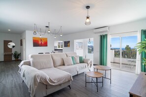 Téléviseur, table de ping-pong