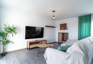 Téléviseur, table de ping-pong