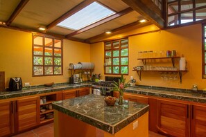 Kühlschrank, Wasserkocher mit Kaffee-/Teezubehör