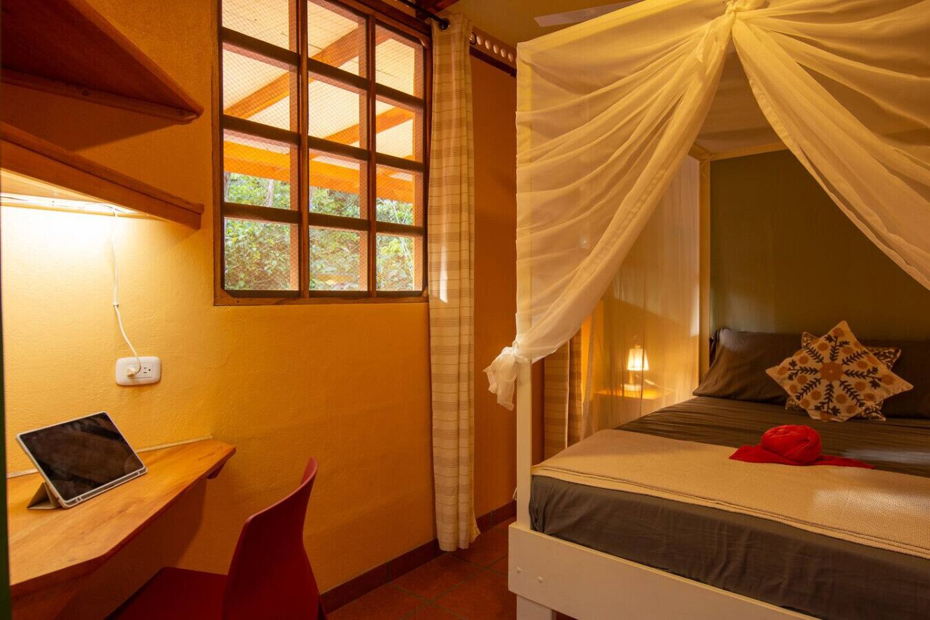 Desk, WiFi, bed sheets