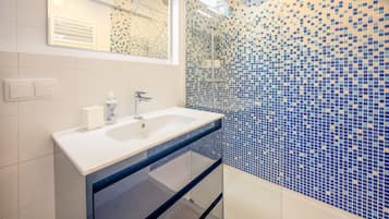 Shower, hair dryer, towels
