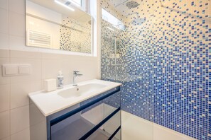 Douche, séchoir à cheveux, serviettes fournies
