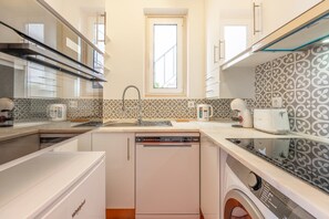 Réfrigérateur, micro-ondes, lave-vaisselle, cafetière/bouilloire