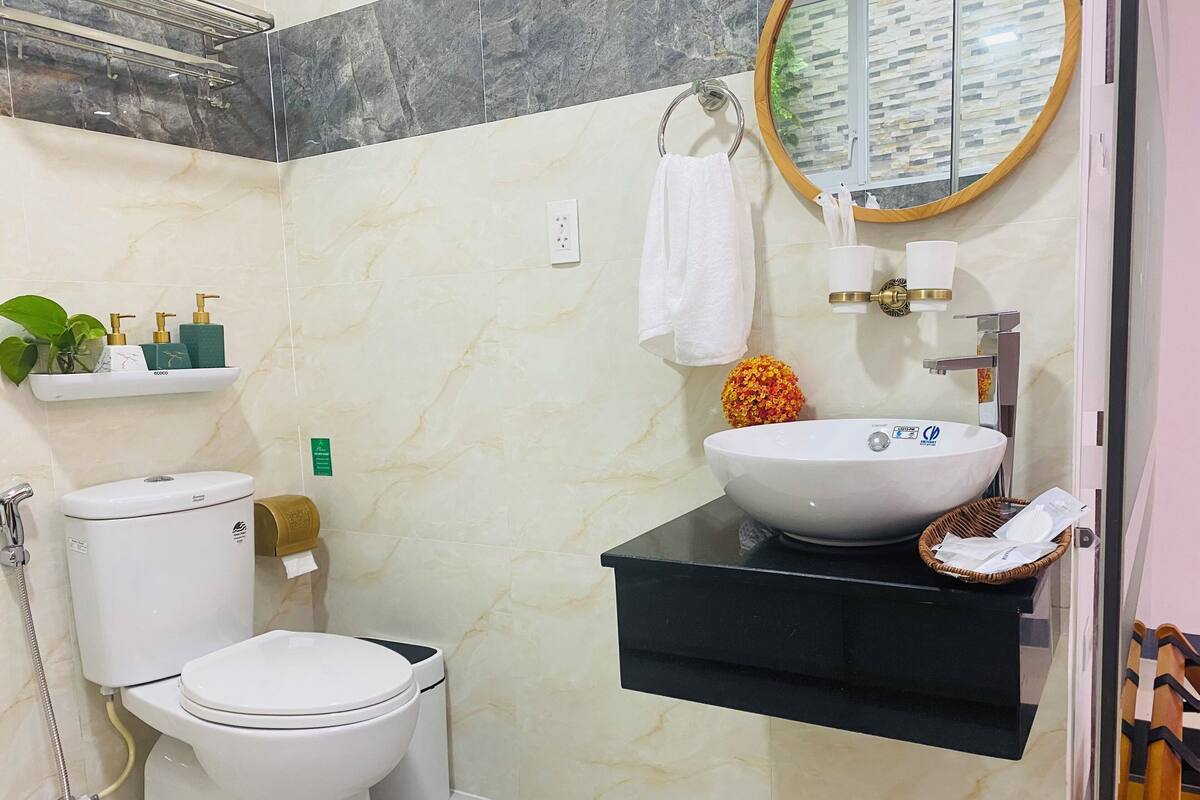 Badewanne und Dusche (separat), Regendusche, kostenlose Toilettenartikel