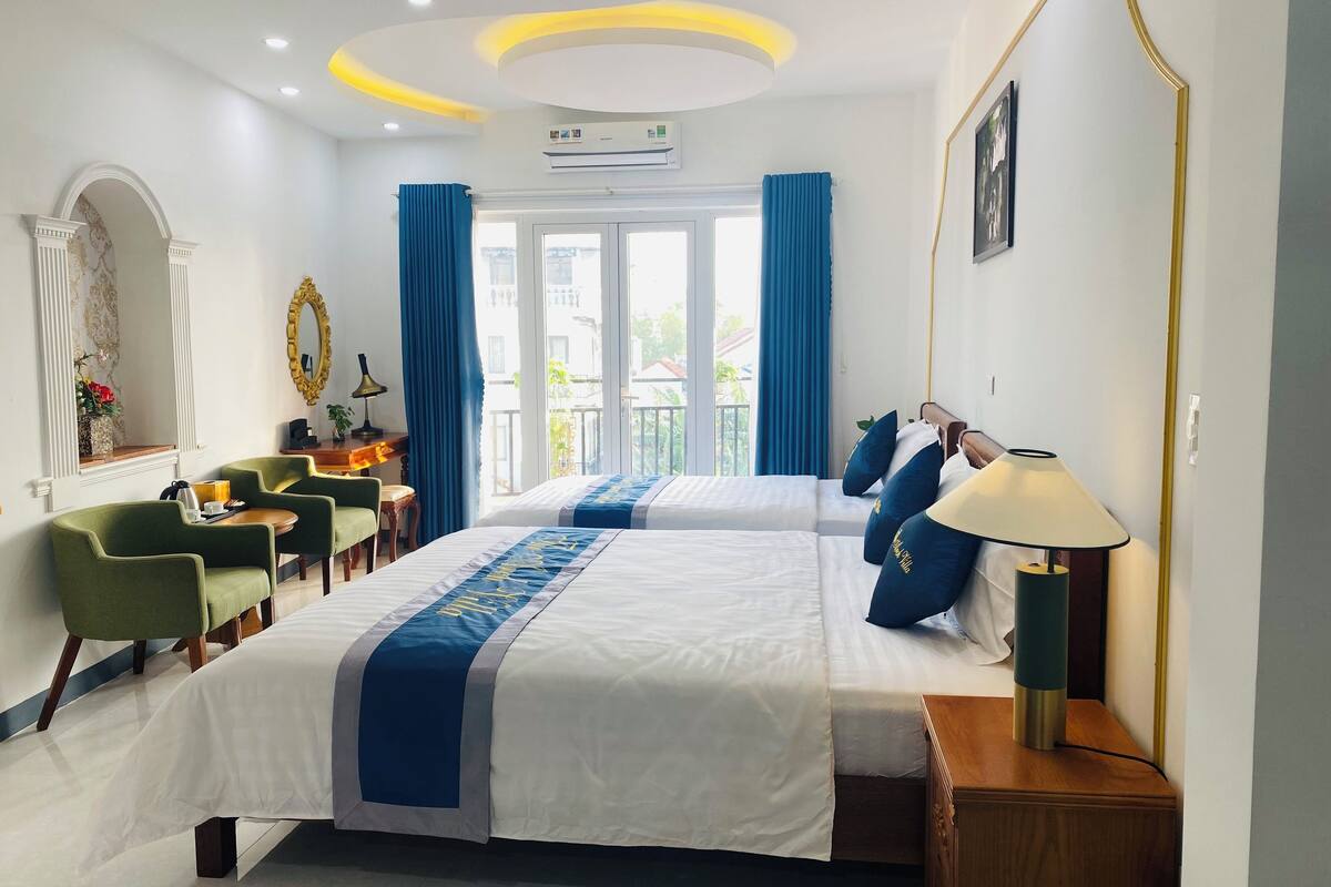 Familien-Dreibettzimmer | Hochwertige Bettwaren, Daunenbettdecken, Minibar, individuell dekoriert