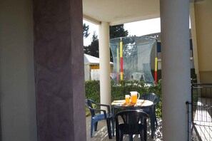 Outdoor dining - Holiday apartment with air conditioning and garden (Bibione)