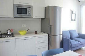 Kühlschrank, Mikrowelle, Herdplatte, Geschirrspüler