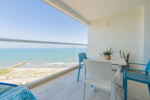 A balcony with a view of the beach and ocean. - Condominio exclusivo nuevo frente al mar (Cartagena)