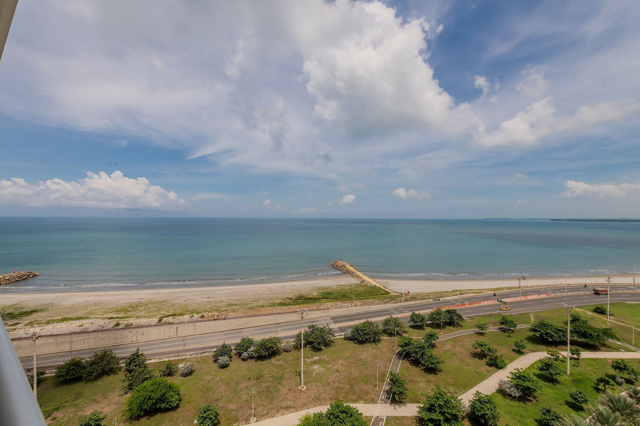 Una carretera costera con vista a la playa y al océano.