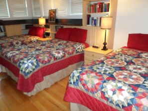 6 bedrooms, iron/ironing board, WiFi, bed sheets - Comfortable and spacious 5-bedroom villa Sleeps 16 (Bothell)