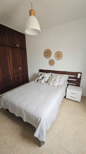1 bedroom, bed sheets