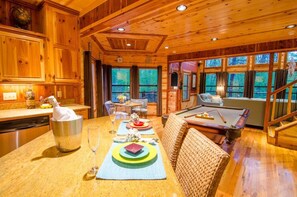 Dining - Dream Time Retreat COUPLE CABIN. KING bdrm, 2 TWINS, jacuzzi & outdoor HOT TUB (Broken Bow)