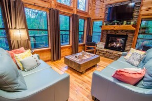 TV, fireplace - Dream Time Retreat COUPLE CABIN. KING bdrm, 2 TWINS, jacuzzi & outdoor HOT TUB (Broken Bow)