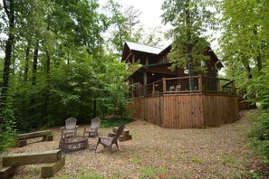 Property grounds - Dream Time Retreat COUPLE CABIN. KING bdrm, 2 TWINS, jacuzzi & outdoor HOT TUB (Broken Bow)