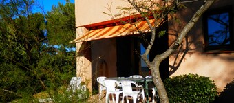 Small detached house with enclosed garden, beach below, sleeps 4 + pet 