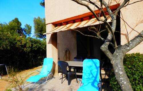 Small detached house with enclosed garden, beach below, sleeps 4 + pet 