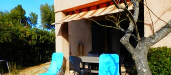 Small detached house with enclosed garden, beach below, sleeps 4 + pet 