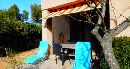Small detached house with enclosed garden, beach below, sleeps 4 + pet